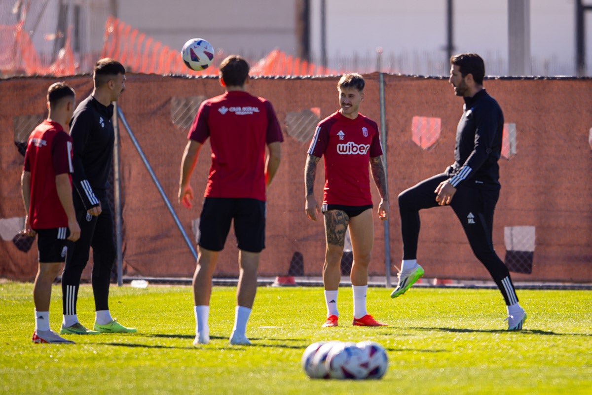 Las imágenes del entrenamiento del Granada con la presidenta por sorpresa