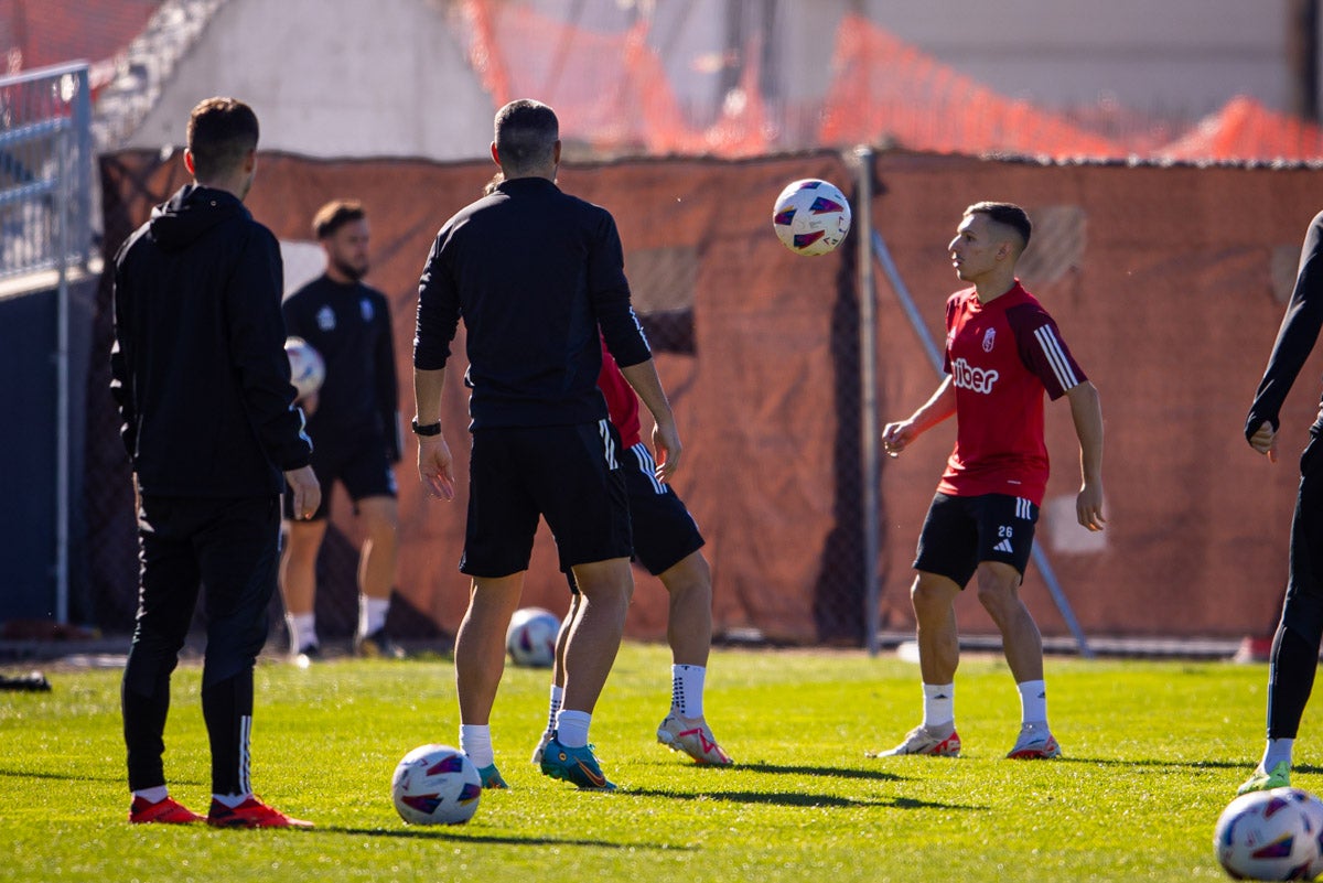 Las imágenes del entrenamiento del Granada con la presidenta por sorpresa