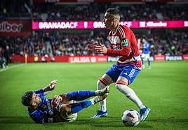 José Callejón se queda perplejo después de que le señalaran una falta en ataque en el tramo final del partido.