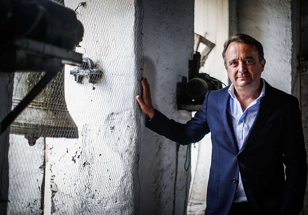Luis Martín-Ferrer, arquiteto responsable de la restauración del Convento de las Vistillas, en su campanario.