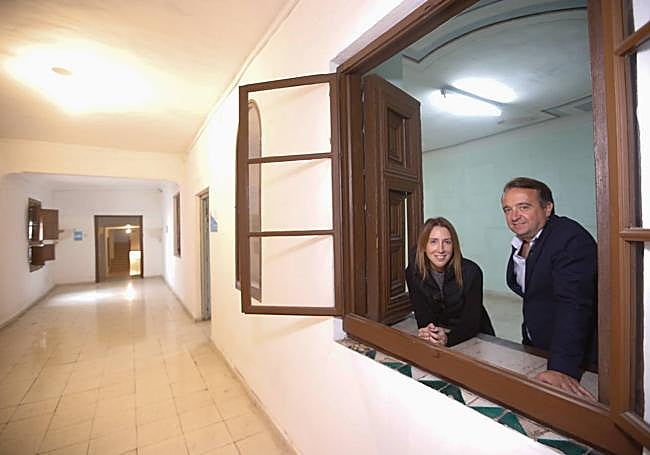 Tania Sanz y Luis Martín-Ferrer, en uno de los pasillos del convento.
