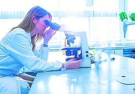 Una investigadora en su laboratorio de trabajo.