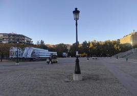 Todo listo para el montaje de la noria en el Palacio de Congresos.