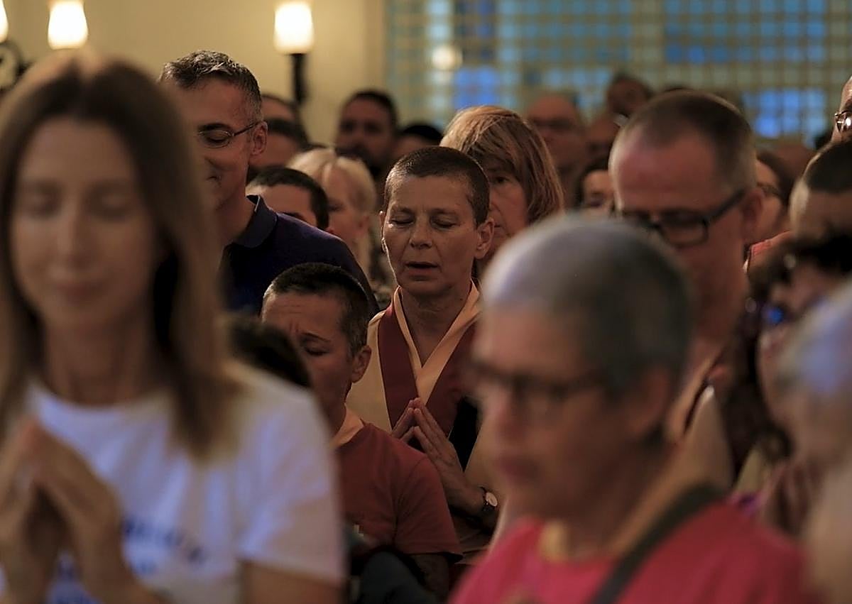 Imagen secundaria 1 - Visitanes de la Nueva Tradición Kadampa, en el templo del Realejo. 