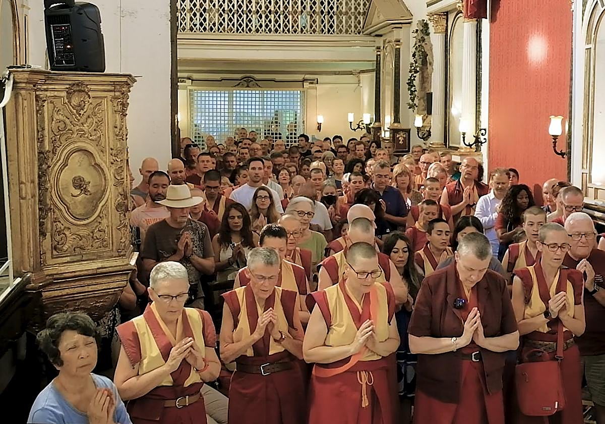 Los budistas de la Nueva Tradición Kadampa, en el interior de lo que era la iglesia del Convento de las Vistillas.