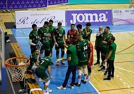 Carlos Carreño dialoga con sus jugadores en un tiempo muerto.