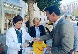 El alcalde, Agustín González, visita el punto de información sobre la diabetes.