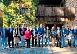 El rector Nicolás Ruiz con su equipo de gobierno en las afueras de la Casa Forestal Torre del Vinagre.