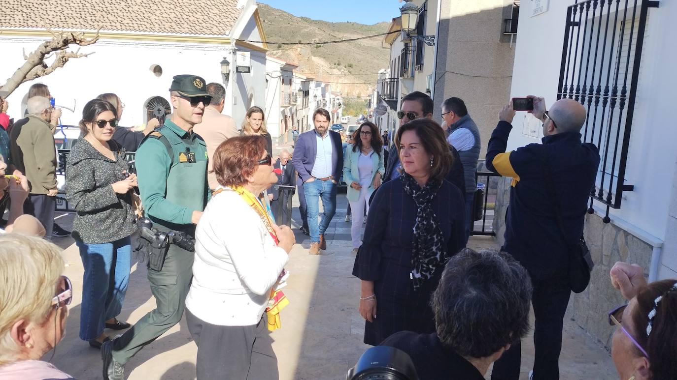 Una vecina increpa a Franco a su llegada al Ayuntamiento de Chercos.