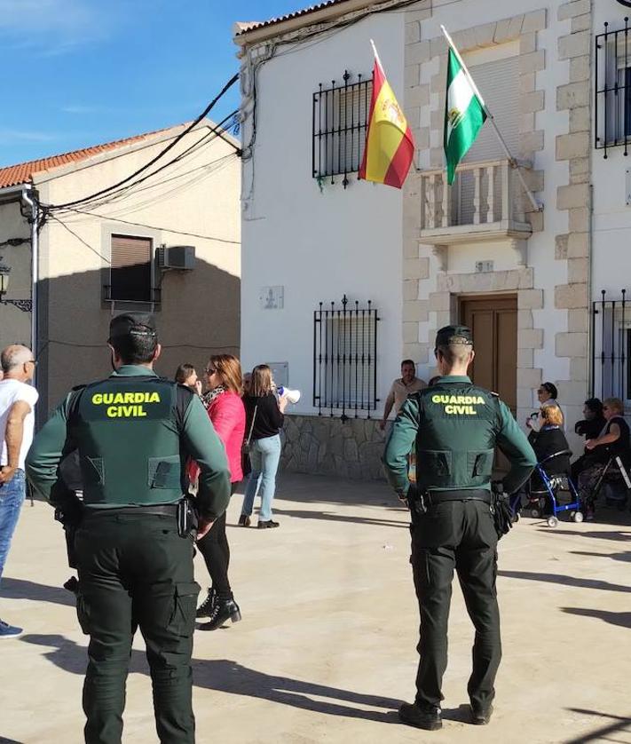 Imagen secundaria 2 - Pitada en Chercos ante el pleno de la moción de censura del PP: «Han dividido el pueblo»