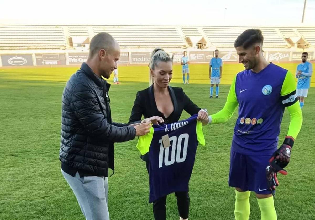 Jesús Godino recibe una camiseta por sus cien partidos con el Pvo. El Ejido.