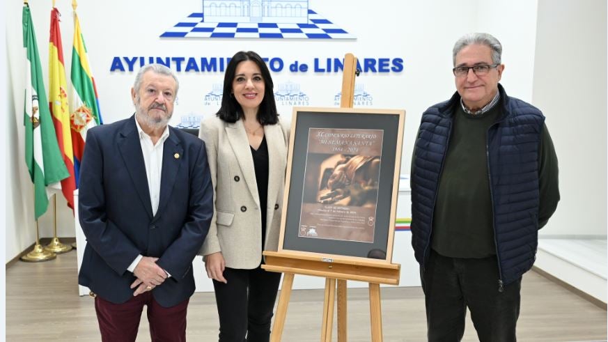 Susana Ferrer entre Gabriel León y Jesús Botella.