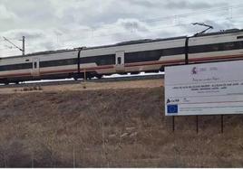 Tren, en el tramo del Llano de las Infantas, de la línea Madrid-Alcázar de San Juan-Jaén.