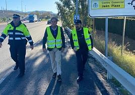 Visita del edil, junto con Policía Local, tras la mejora del asfalto en la zona.