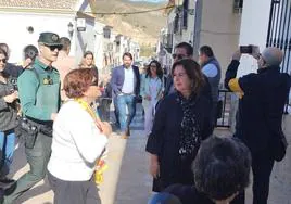 Una vecina increpa a Franco a su llegada al Ayuntamiento de Chercos.