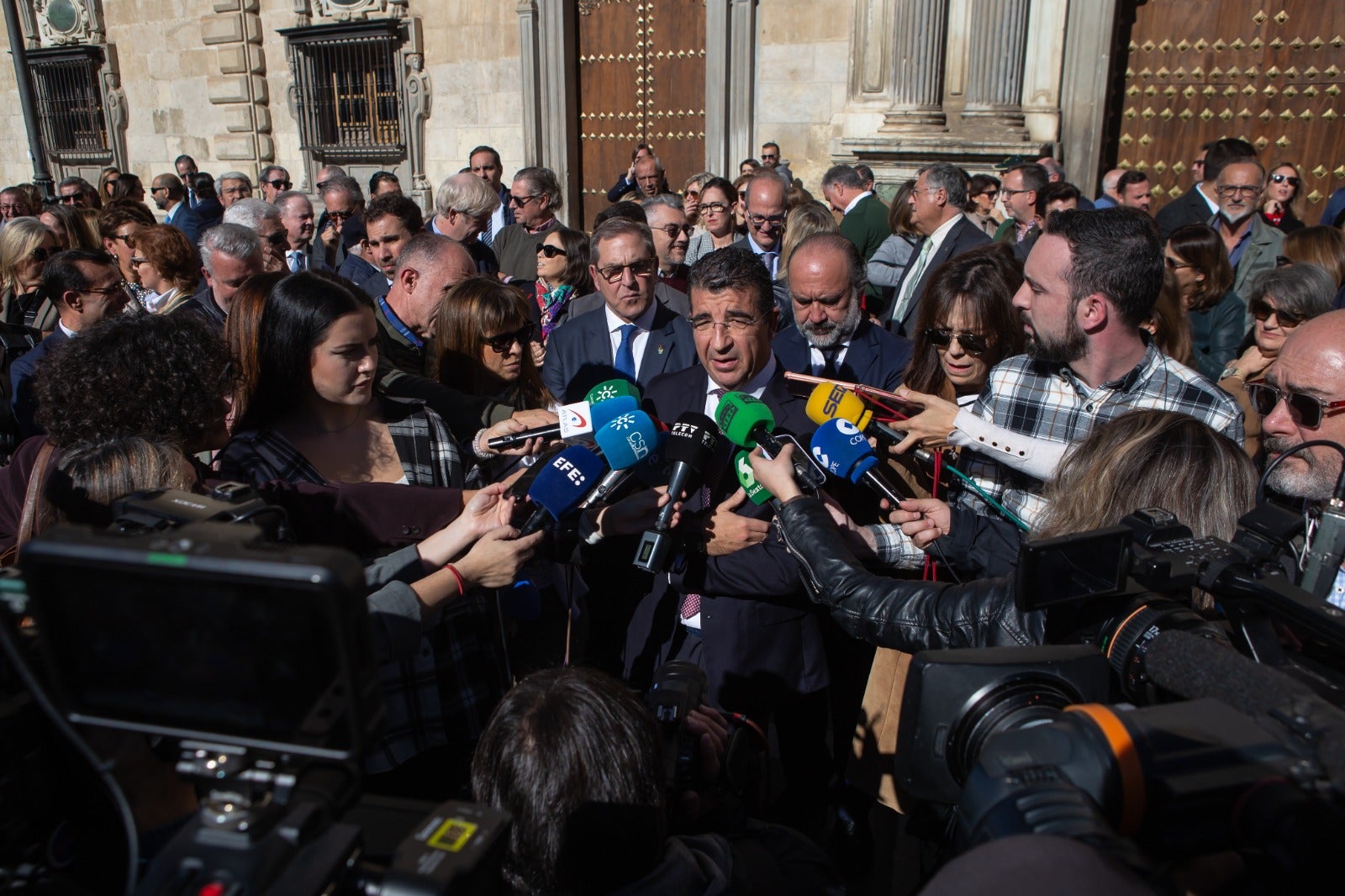 El juez decano Alberto del Águila atiende a la prensa durante la concentración