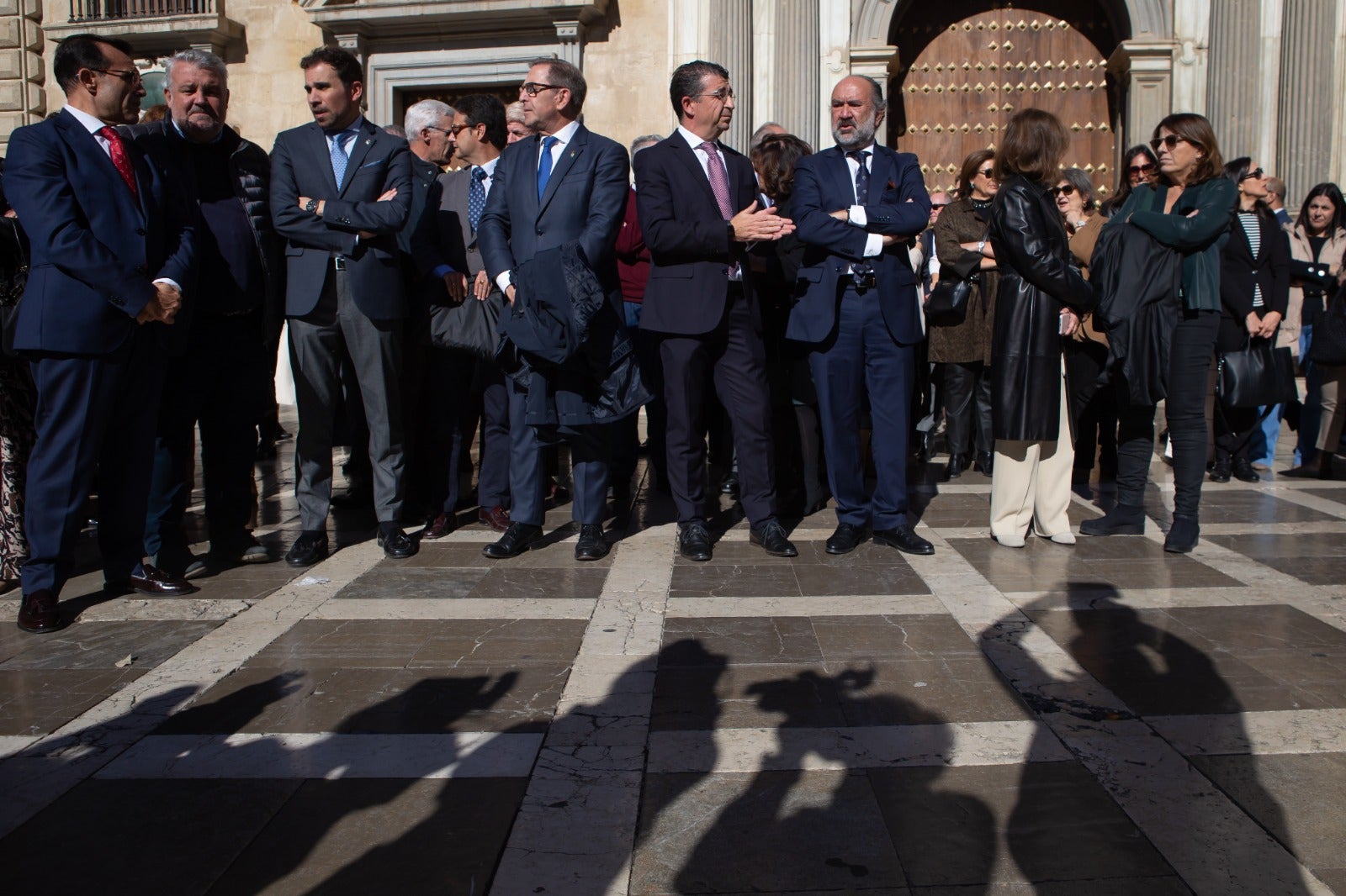 Periodistas y concentrados aguradan al inicio de la protesta