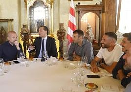 Víctor Díaz, sentado junto a Paco López, Alfredo García Amado, Antonio Puertas, Carlos Neva y Jorge Molina.