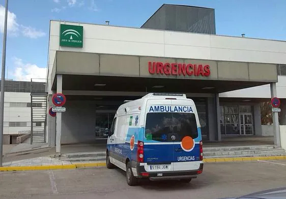 Ambulancia a las puertas de las Urgencias del Hospital de Loja