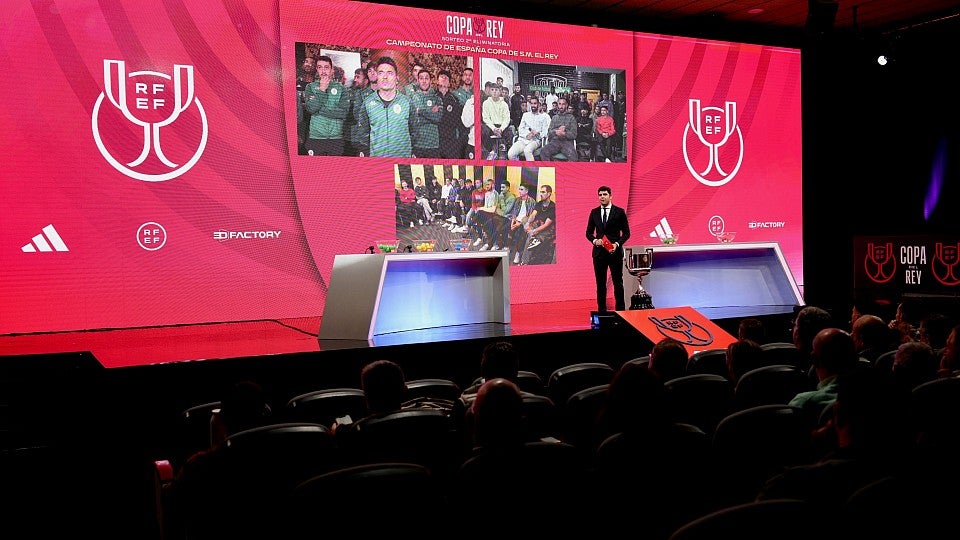 Momento del sorteo en el salón de actos Luis Aragonés de Madrid.
