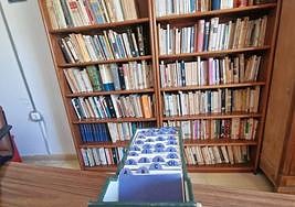 Libros donados por la familia con el sistema de catalogación.