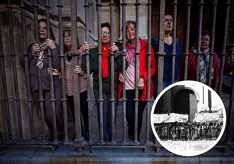 Las antiguas trabajadoras del telar de La Zubia rememoran la foto de 1982, encerradas en la catedral.