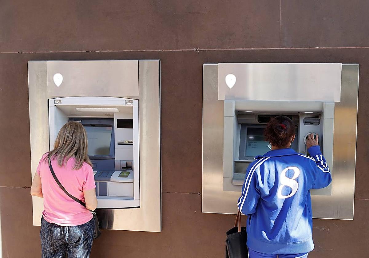 Los límites de cada banco para sacar dinero en efectivo en los cajeros