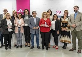 Foto de familia de las galardonadas con representantes de Macrosad y autoridades.