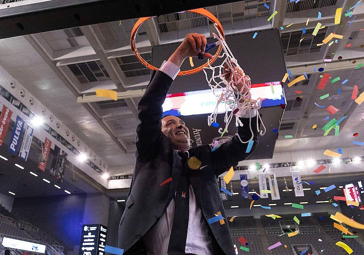 Óscar Fernández-Arenas espera repetir el final feliz de la temporada anterior y cortar la cesta.