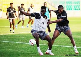 Idrissu Baba controla el balón en un entrenamiento con su selección.