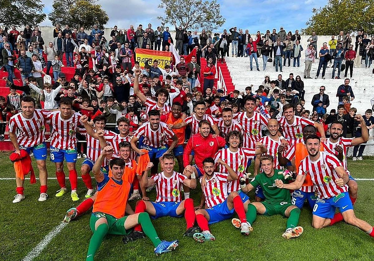 Los jugadores del club oscense celebran la clasificación en la anterior eliminatoria.