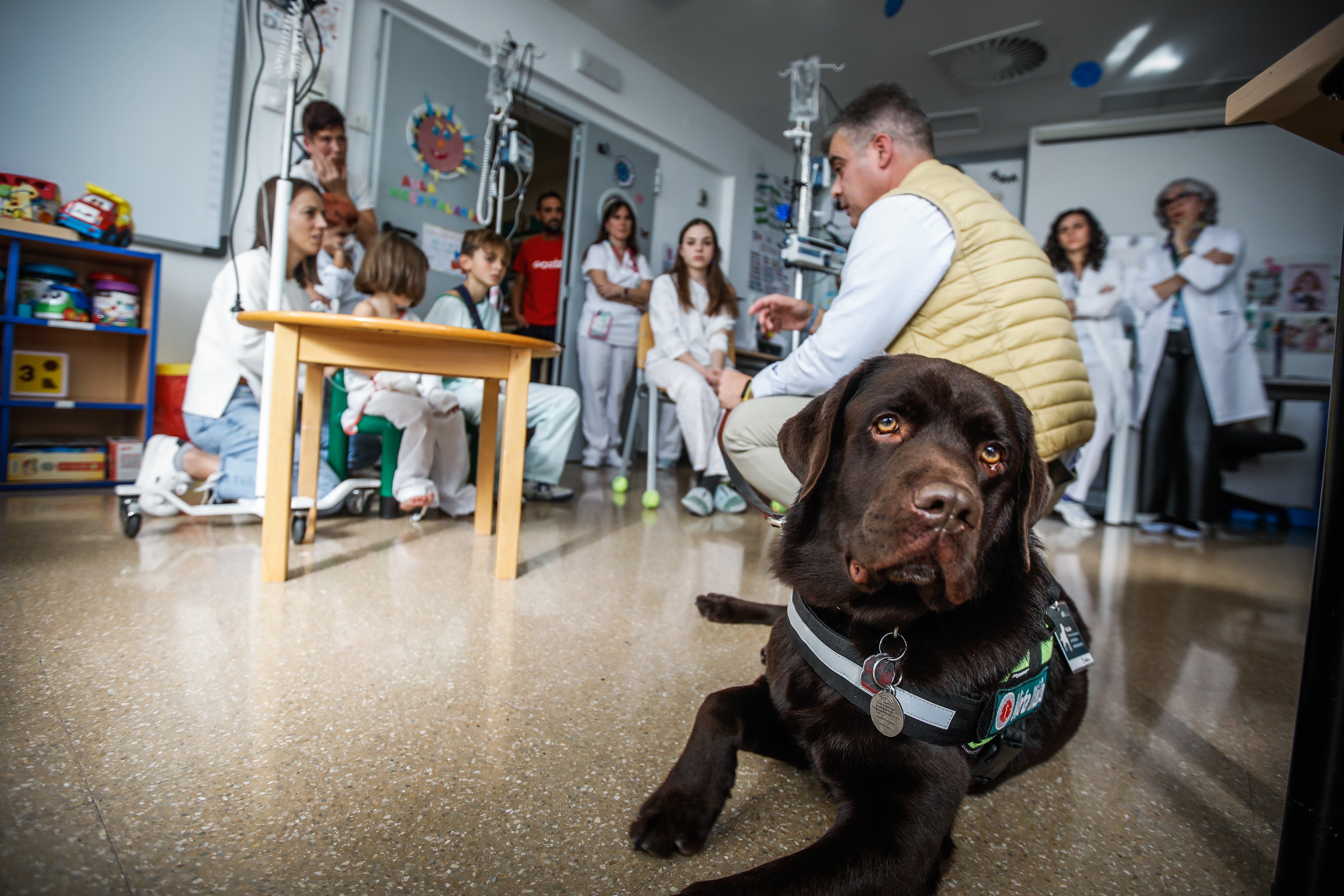 Imagen principal - Aslan y Manuel, durante el taller con los niños del Clínico San Cecilio.