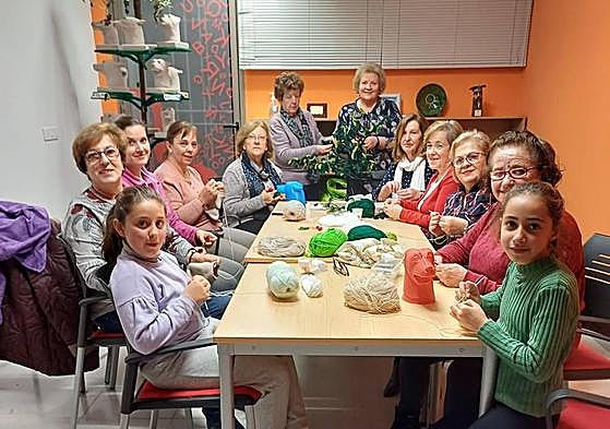 Mujeres y niñas de Huelma hacen réplicas de la cabeza de lobo de 'El Pajarillo' para los árboles de Mágina.