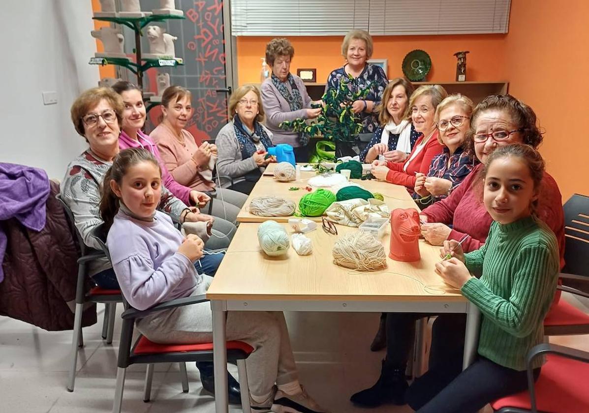 Mujeres y niñas de Huelma hacen réplicas de la cabeza de lobo de 'El Pajarillo' para los árboles de Mágina.