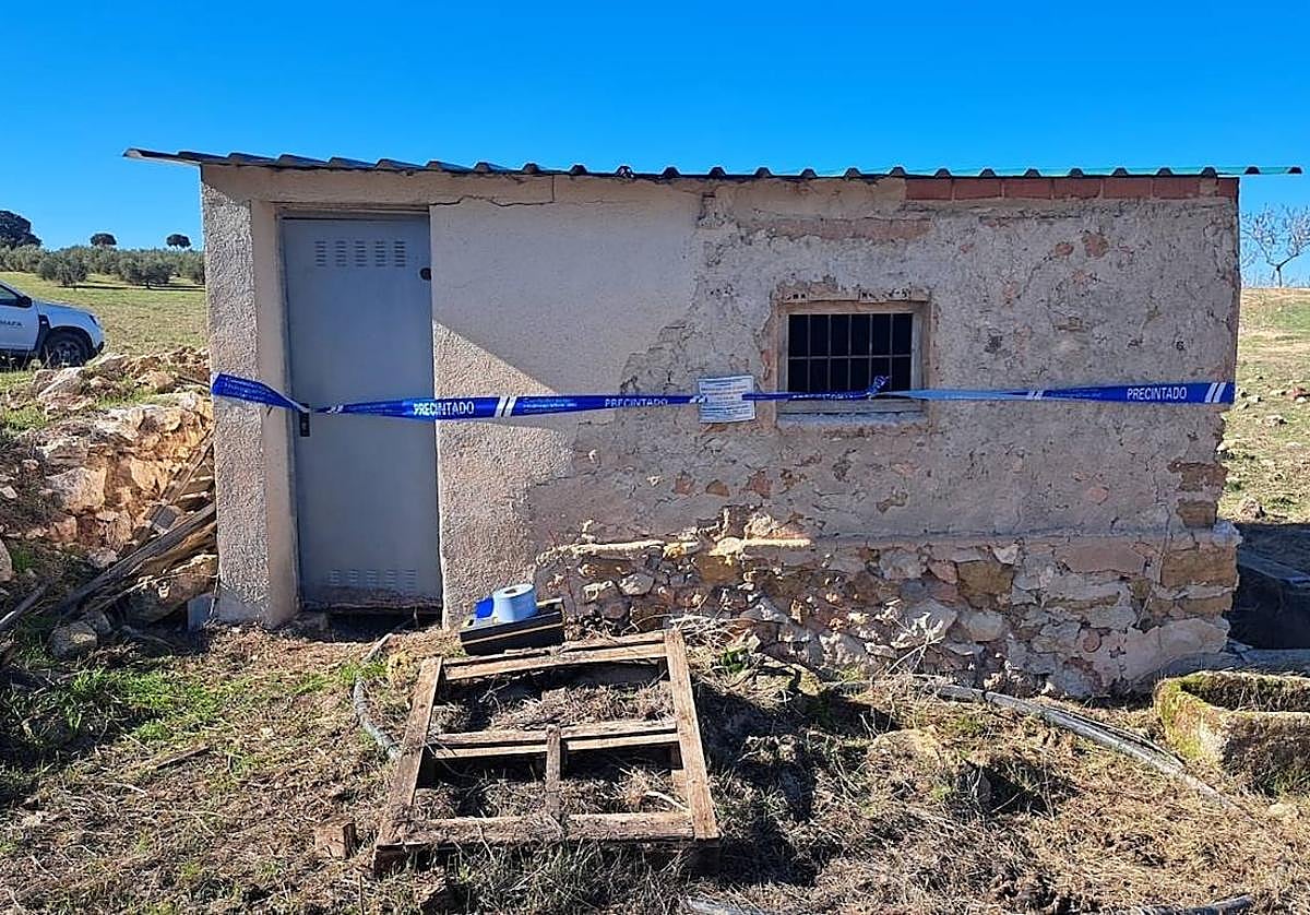 Precintado de la caseta que albergaba la primera captación.