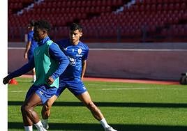 Largie Ramazani controla el balón ante la mirada de Lucas Robertone.