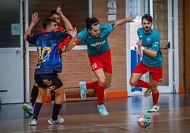 Avance con el balón de un jugador del Sima Granada.