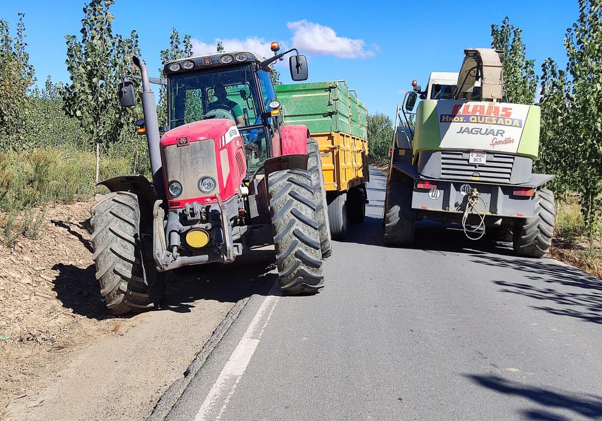 Dos tractores no caben por una carretera en el entorno de Fonelas.