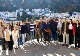 Miembros de Juventudes Socialistas con el secretario general de PSOE-A, Juan Espadas.