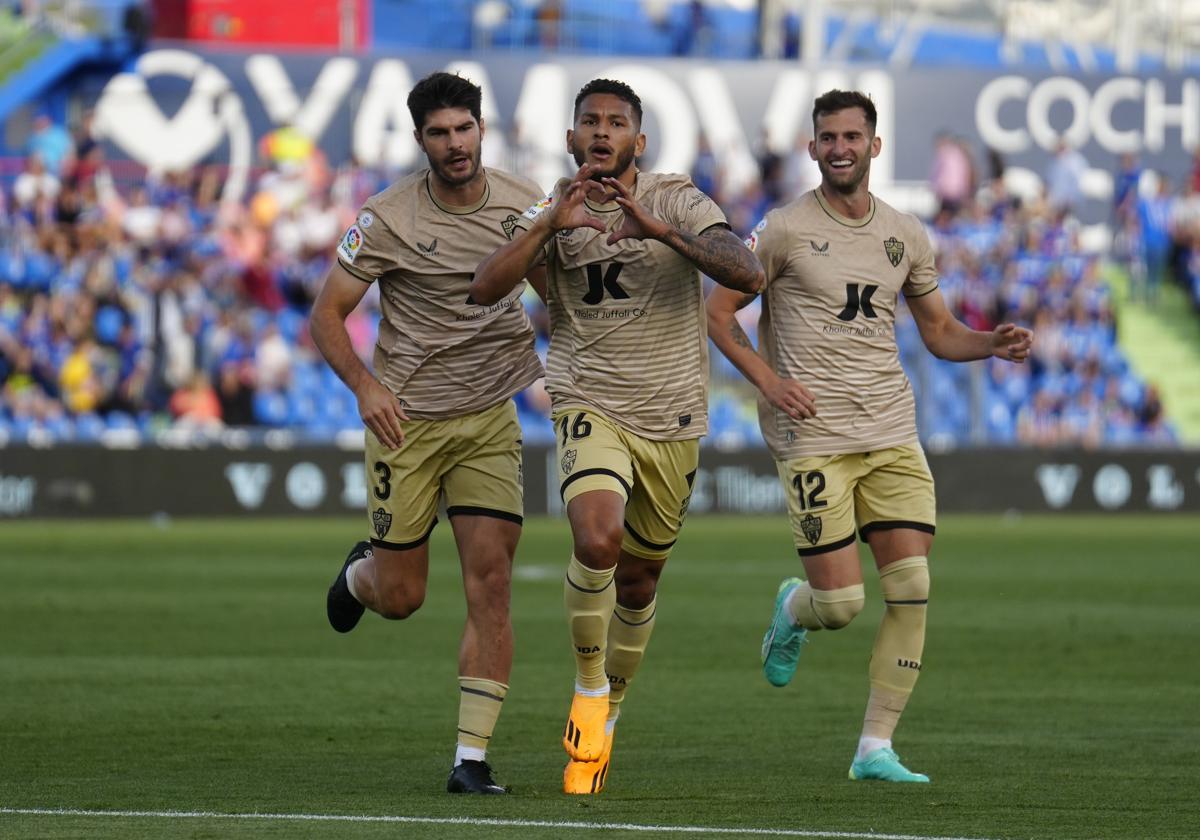 Luis Suárez celebra uno de sus goles en Getafe, el curso pasado.