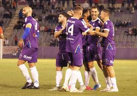 Los jugadores del Real Jaén celebran uno de los tantos marcados ante el Atlético Mancha Real en la primera mitad.