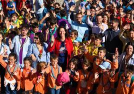 La alcaldesa y los concejales asistentes, mezclados entre los jóvenes scouts de Almería.