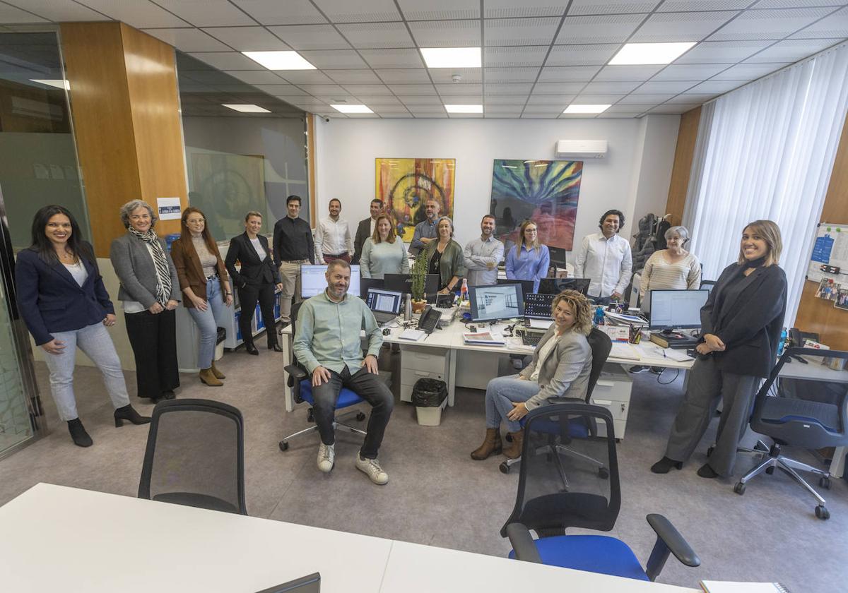 Parte del equipo de Vivendio en sus oficinas de la Torre de la Pólvora, en Granada.