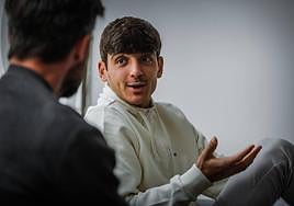 El centrocampista murciano, durante la entrevista.