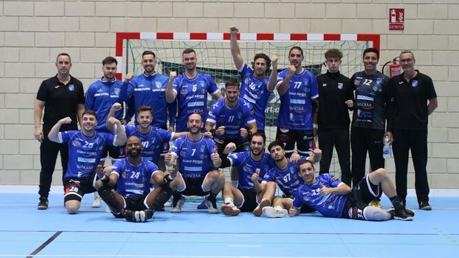 El equipo celebra una victoria más, y ya van nueve.