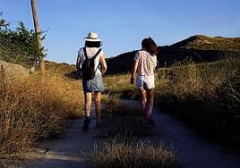 Imagen de archivo de dos senderistas en Cabo de Gata.