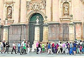 Turistas en la Plaza de Santa María de la capital, en una imagen de archivo.