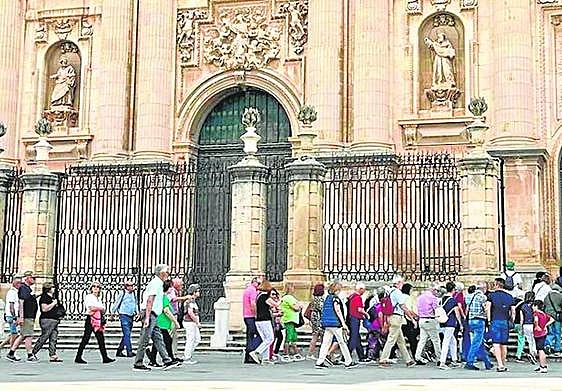Turistas en la Plaza de Santa María de la capital, en una imagen de archivo.