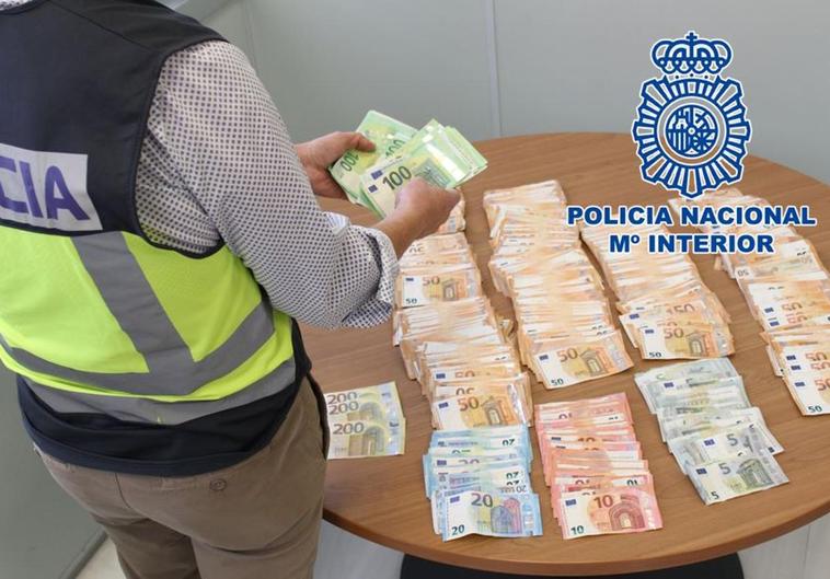 Dinero incautado por la Exranjería.