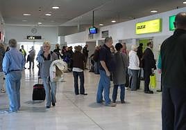 El turista extranjero es el que más llega en avión a Almería pero cae respecto a 2022